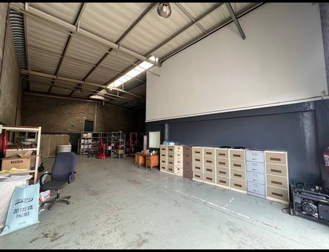 252M² WAREHOUSE TO LET IN LASER PARK